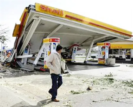 Trạm xăng ở thành phố Pasadena (California) bị đổ sập do bão. Khoảng 42 ngôi nhà ở thành phố này cũng chịu chung số phận.