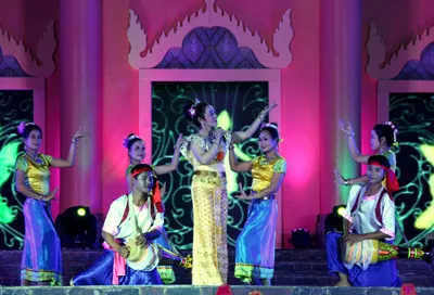 Các nghệ sĩ biểu diễn tiết mục Múa hát dưới ánh trăng.
