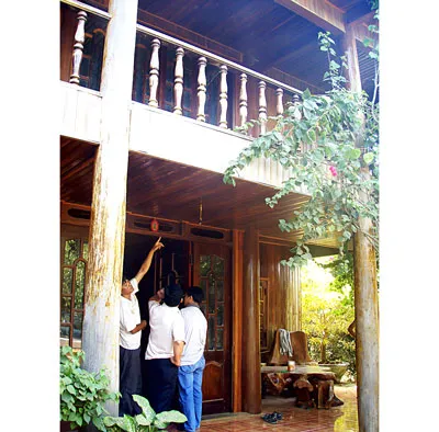 Toàn bộ ngôi nhà anh T. đều làm bằng gỗ quý.