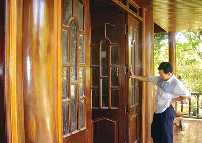 Buôn lậu gỗ bằng... nhà gỗ