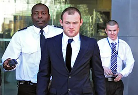 Rooney rời phòng xét xử.
