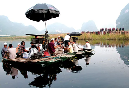 Khu du lịch trở thành phim trường đẹp cho các bộ phim lịch sử (trong ảnh Hãng phim Phương Nam đang thực hiện bộ phim Thiên mệnh anh hùng).