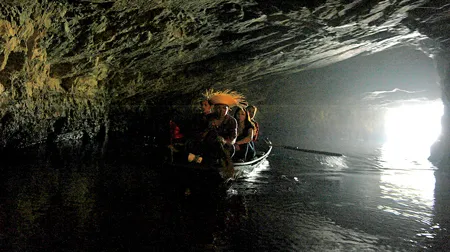 Du khách tham quan hang động.