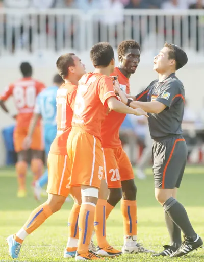 Trọng tài trước mùa V-League 2012: Có hết “siêu bão”?