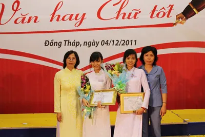 Em Võ Ngọc Như Hảo (trường THCS Vĩnh Bình, Tiền Giang) giải Nhất khối 6,7 (thứ 2 từ trái qua) và em Nguyễn Phan Quế Lâm (trường THCS Lê Ngọc Hân, Tiền Giang) giải Nhất khối 7, 8 cùng hai cô giáo dạy văn.
