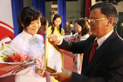 Phó Tổng Biên tập Báo SGGP Phạm Đức Hiến trao thưởng cho các em đạt giải Nhì cuộc thi