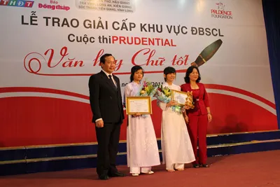 Ông Nguyễn Khắc Thành Đạt và bà Trần Thị Thái chúc mừng hai học sinh đoạt giải Nhất.