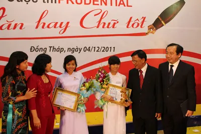 Bà Trần Thị Thái (thứ hai, từ trái qua), Phó Chủ tịch UBND tỉnh Đồng Tháp; ông Phạm Đức Hiến, Phó Tổng biên tập Báo SGGP; ông Nguyễn Khắc Thành Đạt, Phó Tổng giám đốc điều hành Prudential Việt Nam chúc mừng hai học sinh đoạt giải cao nhất của cuộc thi.