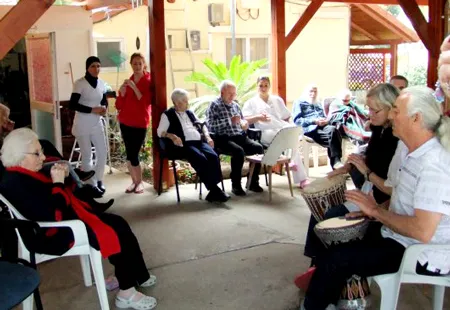 Một buổi sinh hoạt của người cao tuổi trong khu dưỡng lão của kibbutz Usha.