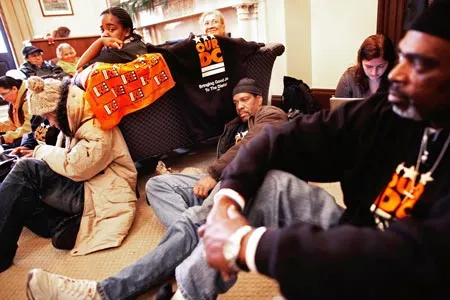 Những người biểu tình đợi bên ngoài văn phòng làm việc của nghị sĩ Scott Brown tại Washington