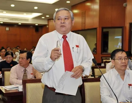 Đại biểu Lâm Đình Chiến chất vấn tại kỳ họp. Ảnh: Việt Dũng