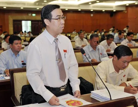 Đại biểu Lê Minh Đức chất vấn tại kỳ họp. Ảnh: Việt Dũng