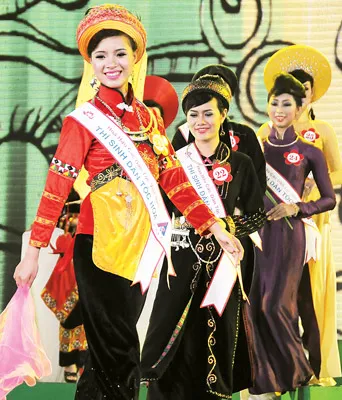Lưu Thị Huệ (SBD 11, dân tộc Hoa, Hà Giang) - Giải B người đẹp trình diễn trang phục các dân tộc tỉnh Hà Giang.