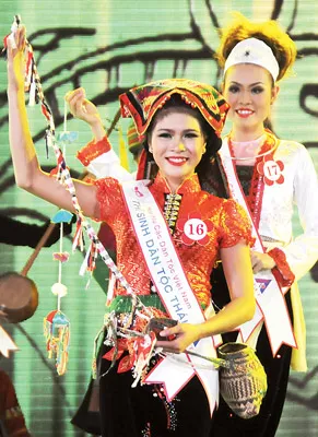 Hà Thị Hằng (SBD 16, dân tộc Thái, Sơn La) trình diễn trang phục truyền thống dân tộc.
