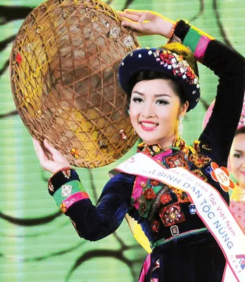 Thí sinh Triệu Thị Hà, dân tộc Nùng, tỉnh Cao Bằng với gương mặt xinh xắn, cân đối lọt vào tốp 10 vòng thi trang phục truyền thống và dạ hội.