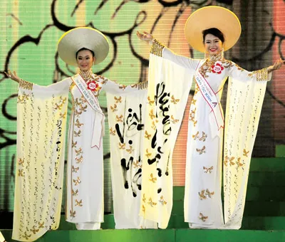 Chị em sinh đôi Trần Nữ Thạch Linh (SBD 29) và Trần Nữ Vương Linh (SBD 30, dân tộc Kinh) đến từ Thủ đô Hà Nội.