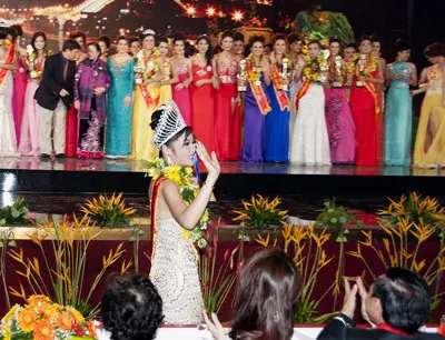 Hoa hậu Triệu Thị Hà chào khán giả phút đăng quang.
