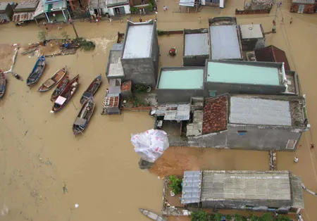 55 tỷ và 3.100 tấn gạo hỗ trợ miền Trung khắc phục lũ lụt