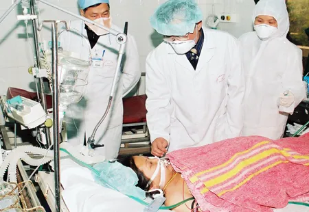 Điều trị cho bệnh nhân nhiễm cúm A ở Bệnh viện Nhiệt đới Trung ương.