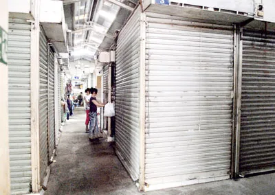 Nhiều gian hàng còn bỏ trống trong chợ Nguyễn Đình Chiểu.