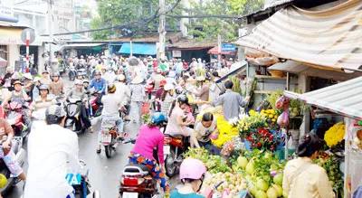 Ùn ứ giao thông khi họp chợ.