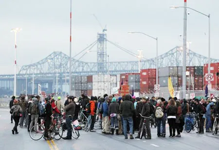 Mỹ: Phong trào “Chiếm lấy phố Wall”  làm tê liệt các cảng biển