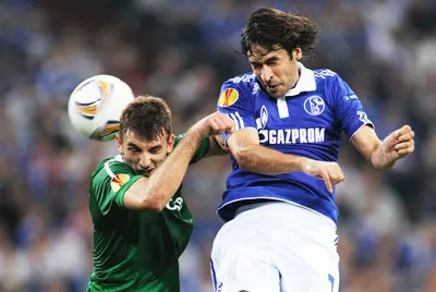 Tiền đạo Raul Gonzalez (Schalke, phải) đánh đầu trước hậu vệ Sari Falach (Haifa).