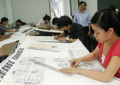 Sinh viên khoa kiến trúc xây dựng Trường Đại học dân lập Văn Lang thực hành vẽ đồ án nhà ở. Ảnh: MAI HẢI