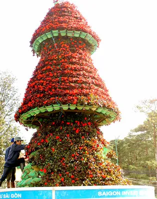 Trang trí tháp hoa trên đường phố.