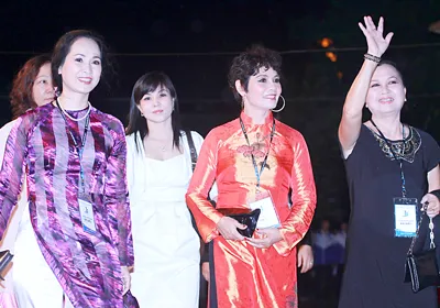 Các diễn viên Lan Hương, Minh Châu, Thùy Liên trên thảm đỏ dẫn vào Nhà hát Sao Mai. Ảnh: Phan Anh