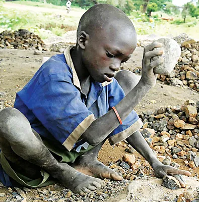 Lao động cưỡng bức cả trẻ em tại châu Phi.