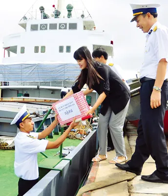 Người dân từ đất liền gửi quà ra đảo.