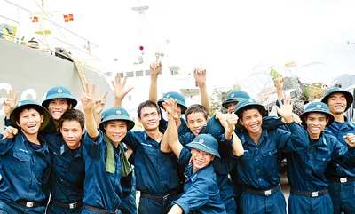 Các chiến sĩ mới trước giờ lên đường ra đảo.