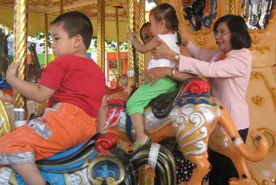 Bà Nguyễn Thị Thu Hà chia sẻ niềm vui với các cháu thiếu nhi