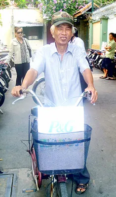 “Năm nay được nhận quà tết sớm, vui quá!” - ông Vương Hữu Thành, hộ gia đình có hoàn cảnh khó khăn tại phường 9 quận 3 vừa dắt xe đạp vừa cười nói với chúng tôi.