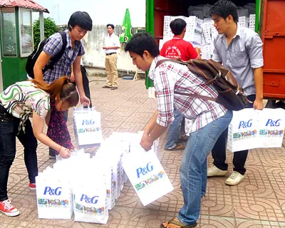 Xe vừa dừng trong sân UBND phường 9 quận Phú Nhuận, các bạn tình nguyện viên của Công ty P&G đã nhanh chóng chuyển các phần quà xuống để kịp phát cho 45 hộ nghèo, đại diện cho 356 hộ được nhận quà tết.