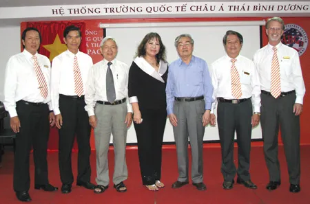 GSVS Phạm Minh Hạc – nguyên Bộ trưởng Bộ GD – ĐT (thứ ba từ phải sang) đến thăm Trường APC