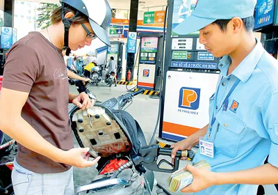 Người dân sẽ mua được xăng giá rẻ, nếu chi phí kinh doanh xăng dầu hợp lý. Ảnh: Cao Thăng