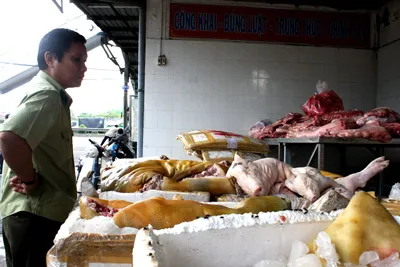 Phát hiện hơn 1,5 tấn thịt thối, bánh kẹo không rõ nguồn gốc chuyển vào TP HCM