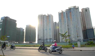 Những tòa cao ốc mới đang hoàn thiện tại quận 2. Ảnh: CAO THĂNG