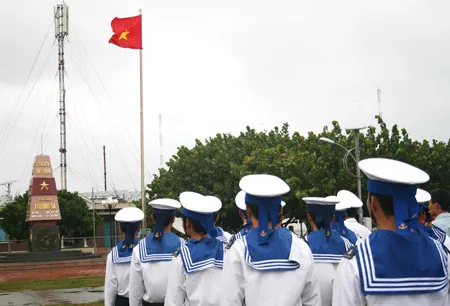 Chào cờ trên đảo Trường Sa Lớn