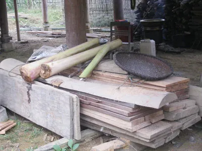 Các loại gỗ chất đầy dưới những ngôi nhà sàn ở xã Xiêng My (huyện Tương Dương, Nghệ An).