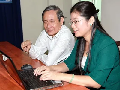 Ông Cao Văn Sang (trái), Giám đốc BHXH Thành phố và Bà Lưu Thị Thanh Huyền - PGĐ BHXH TP, đang trả lời câu hỏi