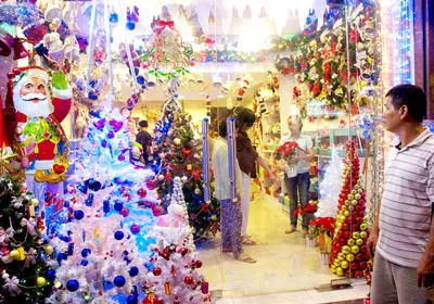 Người dân mua sắm đồ trang trí Noel và Tết dương lịch.