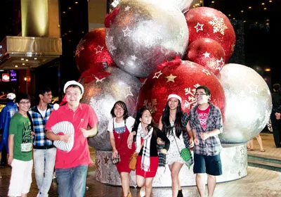 Không khí rộn ràng đón Noel và mừng năm mới của các bạn trẻ.