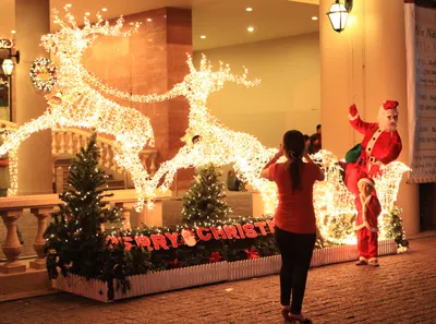 Chụp hình lưu niệm với hình ông già Noel