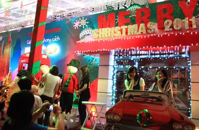 Nhiều bạn trẻ chụp hình lưu niệm với các biểu tượng Noel như Người tuyết, ông già Noel trước ngân hàng HSBC trên đường Đồng Khởi, quận 1.