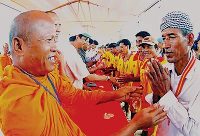 Đồng bào Khmer chúc phúc nhau trong ngày hội.