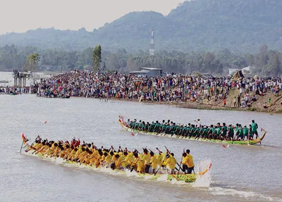 Đua ghe ngo trên kênh Trà Sư.