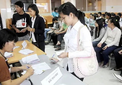 Thí sinh nộp hồ sơ xét tuyển nguyện vọng 3 tại Trường Đại học Công nghiệp TPHCM trong mùa tuyển sinh năm 2011. Ảnh: Mai Hải